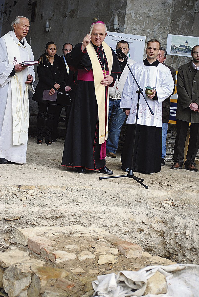 – Květen 2010 – Dostavbě kostela požehnal litoměřický biskup Jan Baxant