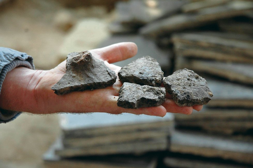 Září 2008 – Do odhalených základů nastoupili archeologové. Objevili i střepy pravěké keramiky.
