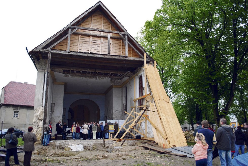 – Květen 2010 – Dostavbě kostela požehnal litoměřický biskup Jan Baxant