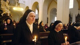 Řádové sestry a další hosté při únorovém svěcení kostela Panny Marie v Českých Budějovicích