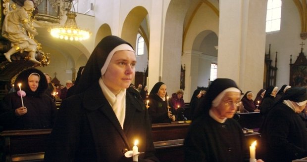 Řádové sestry a další hosté při únorovém svěcení kostela Panny Marie v Českých Budějovicích