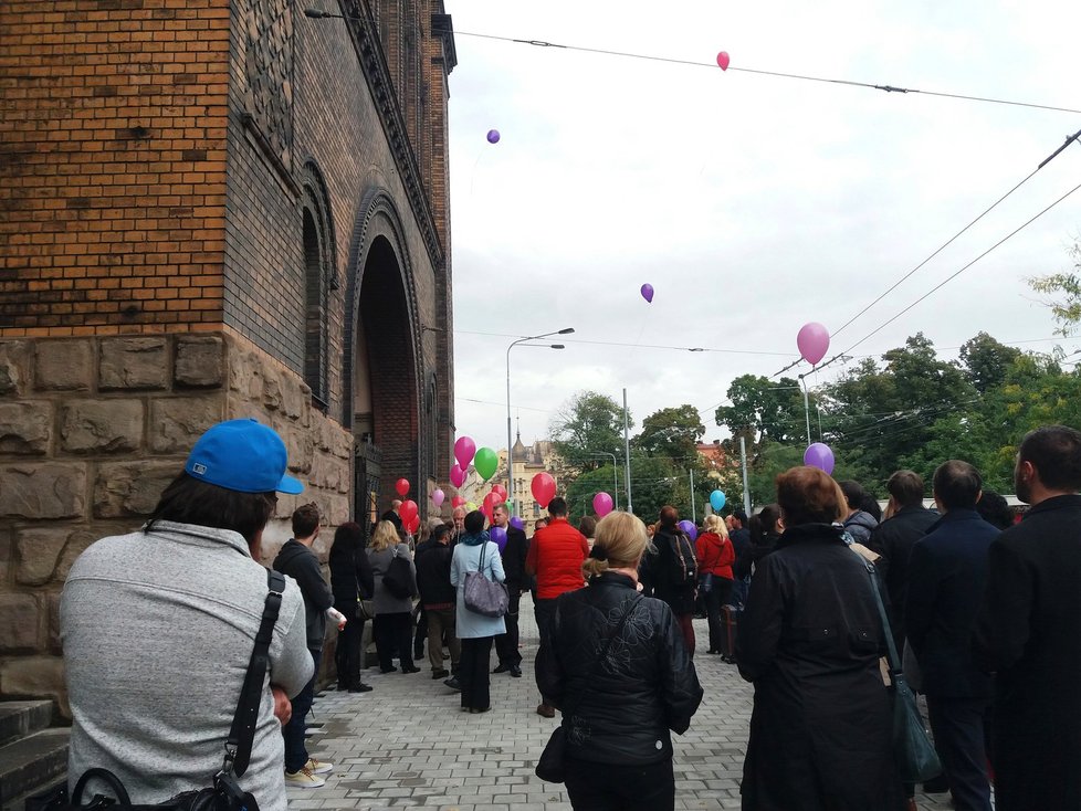 Lidé se s Denisou (†26) rozloučili vypuštěním balonků.