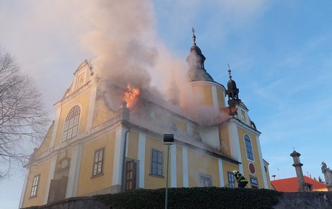 Hustý dým se vyvalil ze střechy kostela a vyděsil obyvatele městečka.