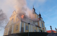 Hustý dým vyděsil v pondělí večer obyvatele Chlumu u Třeboně. Některým vehnal i slzy do očí. Hořela totiž chlouba městečka, poutní kostel Nanebevzetí Panny Marie.