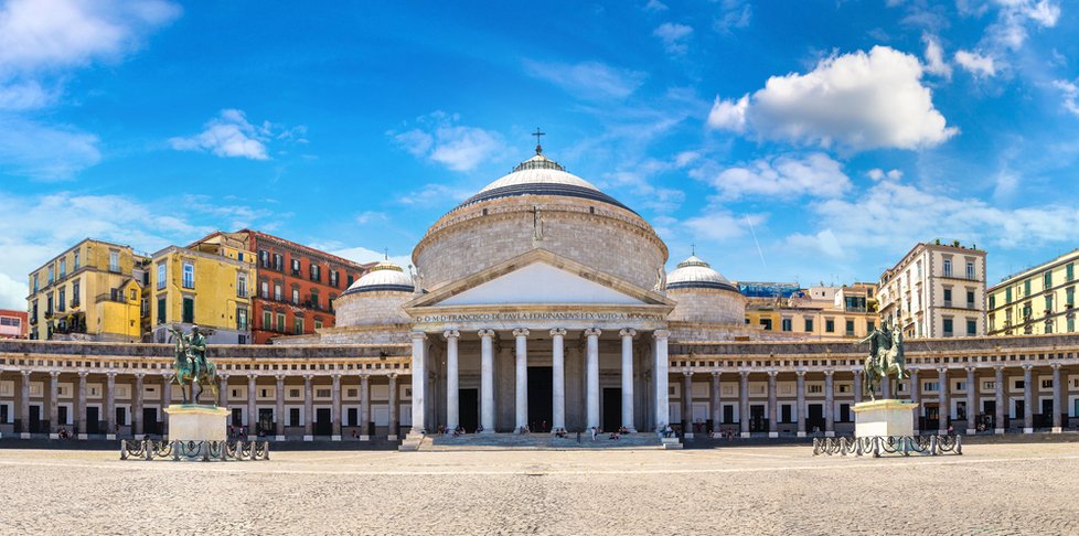 Kostel San Francesco di Paola dominuje náměstí v Neapoli.