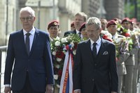 „Jsme národ statečných bojovníků.“ 83 let od smrti parašutistů si připomněli Vystrčil i Černochová