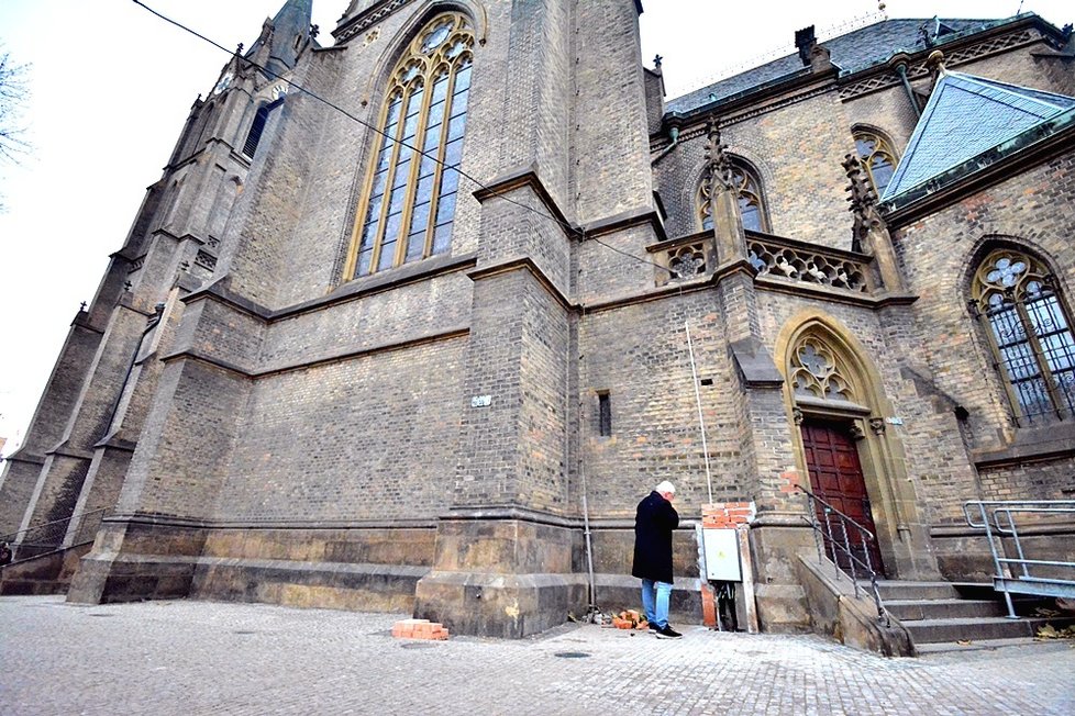 Barbarská oprava na kostele sv. Ludmily rozhořčila Pražany. Jedná se jen o provizorní řešení, které brzy zmizí.