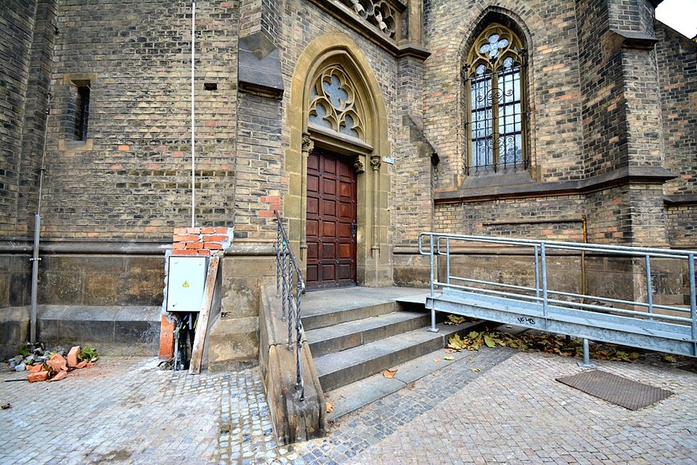 Barbarská oprava na kostele sv. Ludmily rozhořčila Pražany. Jedná se jen o provizorní řešení, které brzy zmizí.
