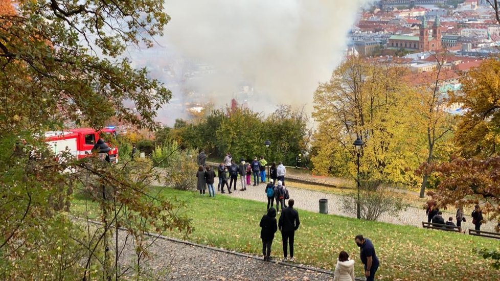 V zahradě Kinských na Smíchově shořel dřevěný kostel sv. Michaela (28. 10. 2020).