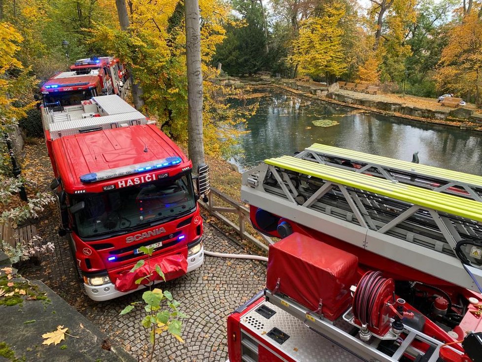 V zahradě Kinských na Smíchově shořel dřevěný kostel sv. Michaela (28. 10. 2020).