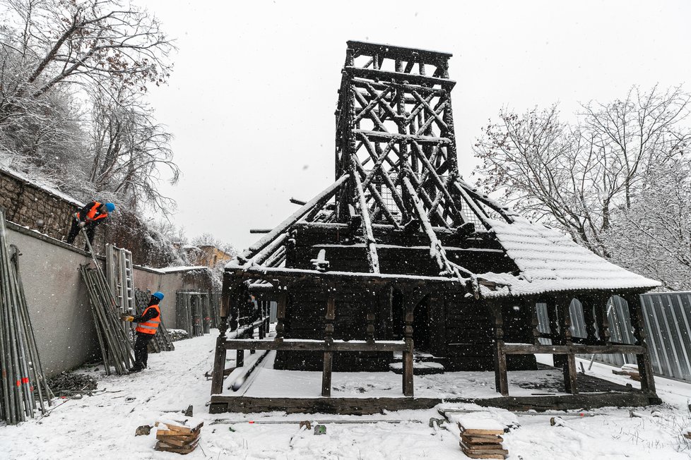 Pražský magistrát nechá zakrýt provizorní konstrukcí zbytky pravoslavného kostela svatého Michala ze 17. století, který 28. října 2020 z velké části poničil požár. Zakrytý by měl zůstat po dva roky. (26. ledna 2021)