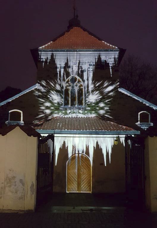 Fasádu kostela sv. Václava v posledních letech oživují multimediální audiovizuální projekce. Během husitských válek měl však kostel namále.