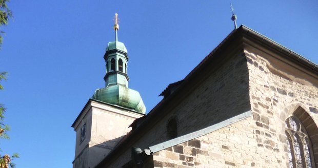 Kostel sv. Václava na Proseku byl pobořen husity krátce po první pražské defenestrace. Spolu s ním lehla popelem i ostatní stavení, která náležela usedlosti v Podviní.