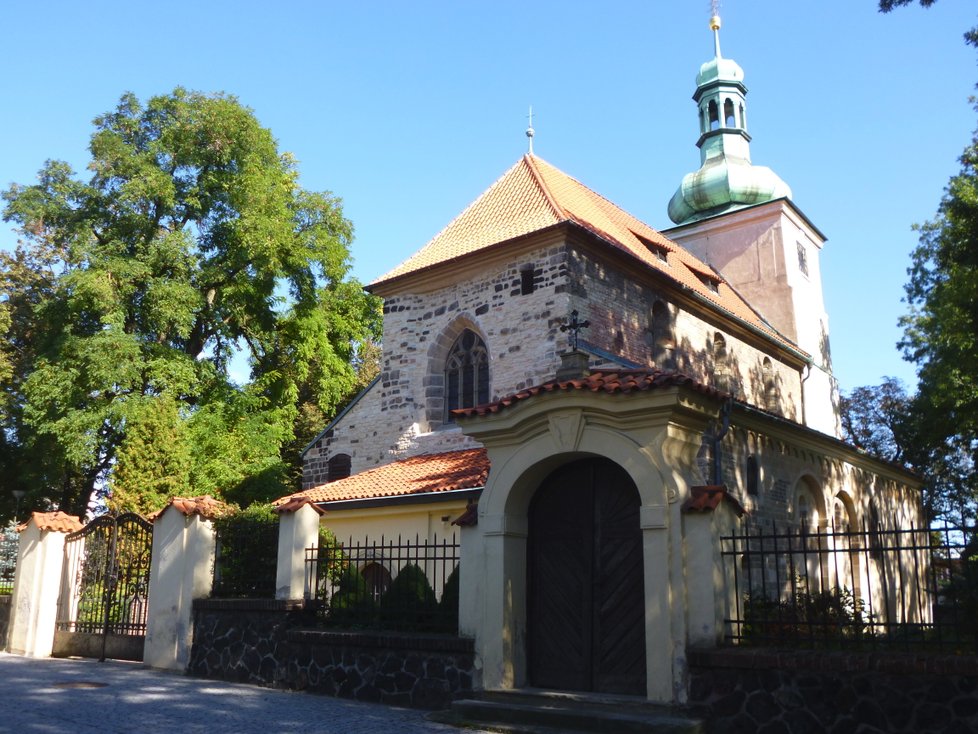 Kostel sv. Václava na Proseku byl pobořen husity krátce po první pražské defenestrace. Spolu s ním lehla popelem i ostatní stavení, která náležela usedlosti v Podviní.