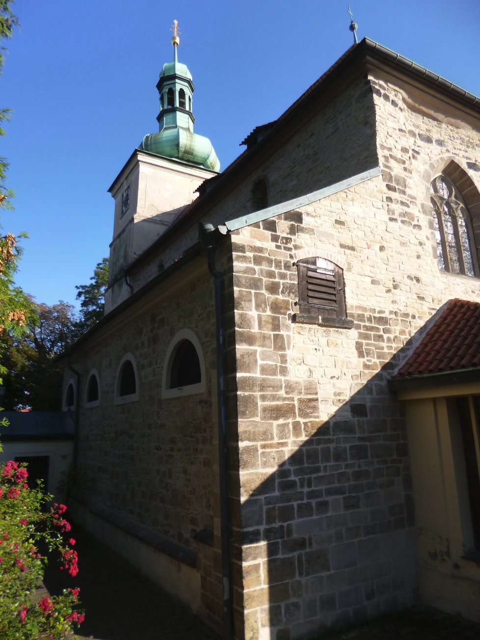 Kostel sv. Václava na Proseku byl pobořen husity krátce po první pražské defenestraci. Spolu s ním lehla popelem i ostatní stavení, která náležela usedlosti v Podviní.
