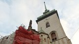 Tragédie u sv. Jakuba v Brně: Z lešení kostela spadl dělník, na místě zemřel!