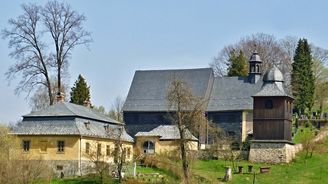 Kostel svatého Kryštofa: Roubený barokní kostelík je ozdobou obce Kryštofovo Údolí už téměř 350 let
