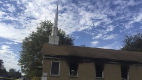 Vypálený černošský kostel, na kterém byla výzva k volbě Trumpa.