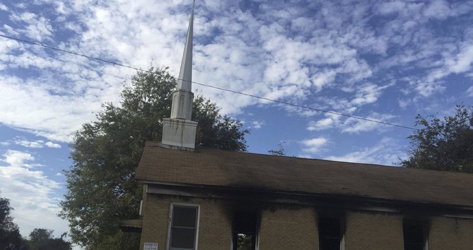 Vypálený černošský kostel, na kterém byla výzva k volbě Trumpa.
