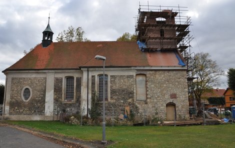 Kostel Šimona a Judy v Lenešicích se má brzy otevřít pro veřejnost. Kostel opravují už 12 let dobrovolníci. Po zřícení věže románského kostela se místní rozhodli stavbu zachránit.