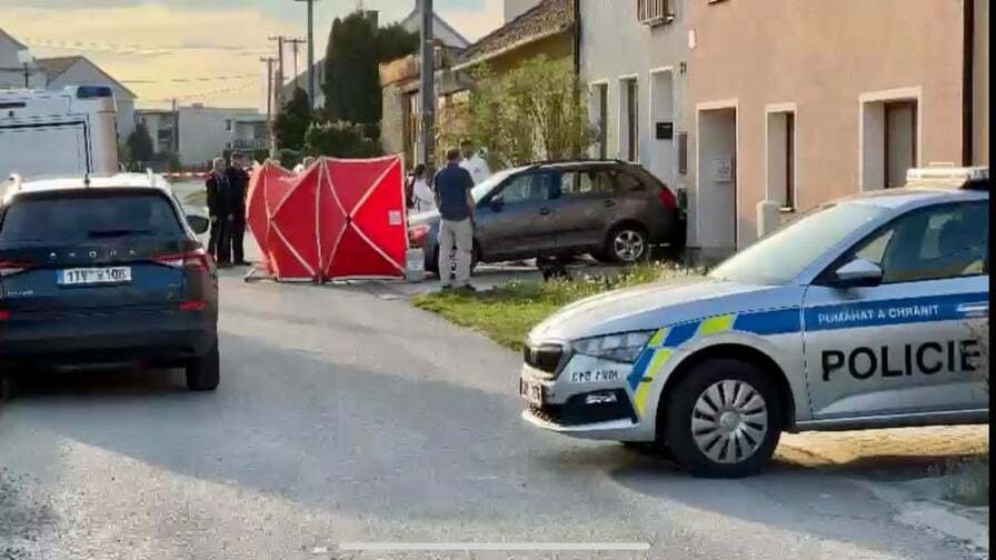 Mladík v Kostelci na Hané zavraždil svého bratr, sestru a otce. Na čin se připravoval.