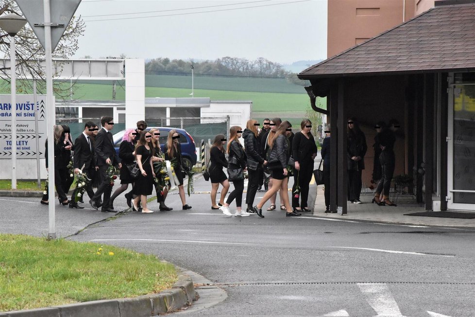 Dohra trojnásobné vraždy v Kostelci na Hané: Přísně střežený pohřeb!