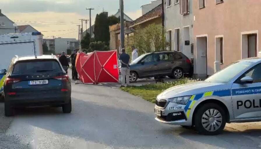 Mladík v Kostelci na Hané zavraždil svého bratr, sestru a otce. Na čin se připravoval.