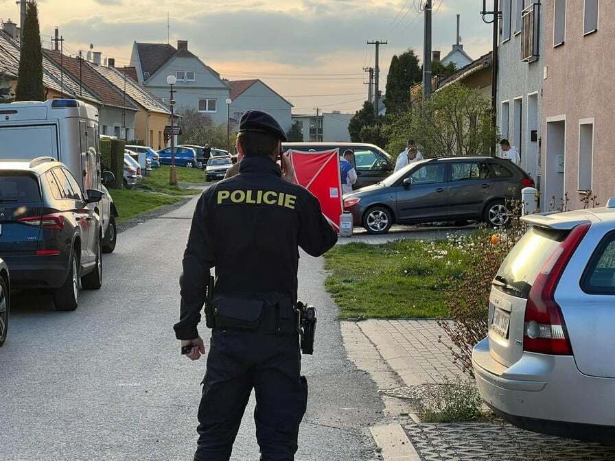 Mladík v Kostelci na Hané zavraždil svého bratr, sestru a otce. Na čin se připravoval.