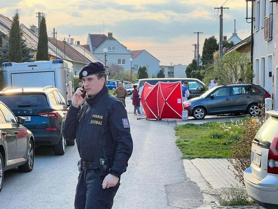 Mladík v Kostelci na Hané zavraždil svého bratr, sestru a otce. Na čin se připravoval.