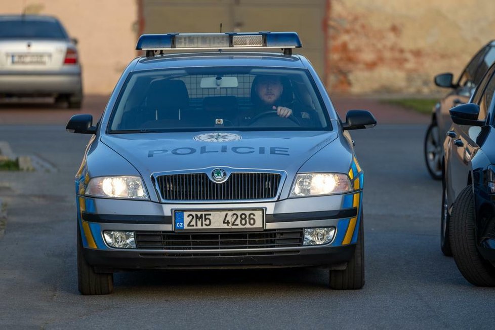 Mladík v Kostelci na Hané zavraždil svého bratr, sestru a otce. Na čin se připravoval.