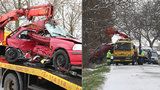 Tragická nehoda u Kostelce nad Černými lesy: Dvě mrtvé ženy (†51 a †18) a dva zranění po smyku na kluzké vozovce! 