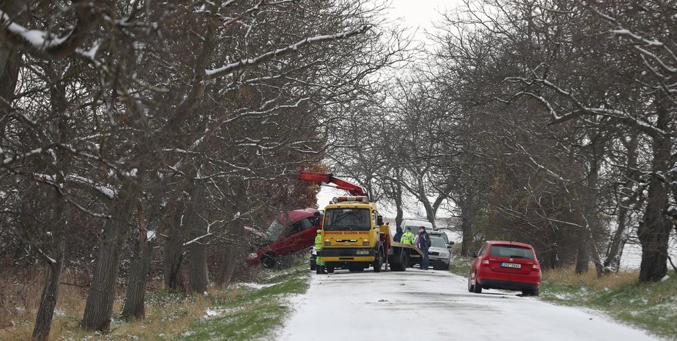 Tragická nehoda u Kostelce nad Černými lesy.