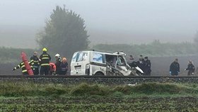 Tragická nehoda vlaku a osobního auta na Mělnicku: Dva lidé zemřeli, jeden je těžce raněný