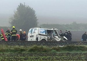 V Kostelci nad Labem se srazil vlak a dodávka, dva lidé zemřeli