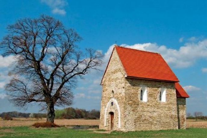 Kostelík svaté Markéty Antiochijské je jediná zachovalá stojící stavba z období Velké Moravy. Najdete ho u slovenské obce Kopčany na moravsko-slovenském pomezí. Kostelík svaté Markéty Antiochijské je jediná zachovalá stojící stavba z období Velké Moravy. Najdete ho u slovenské obce Kopčany na moravsko-slovenském pomezí.