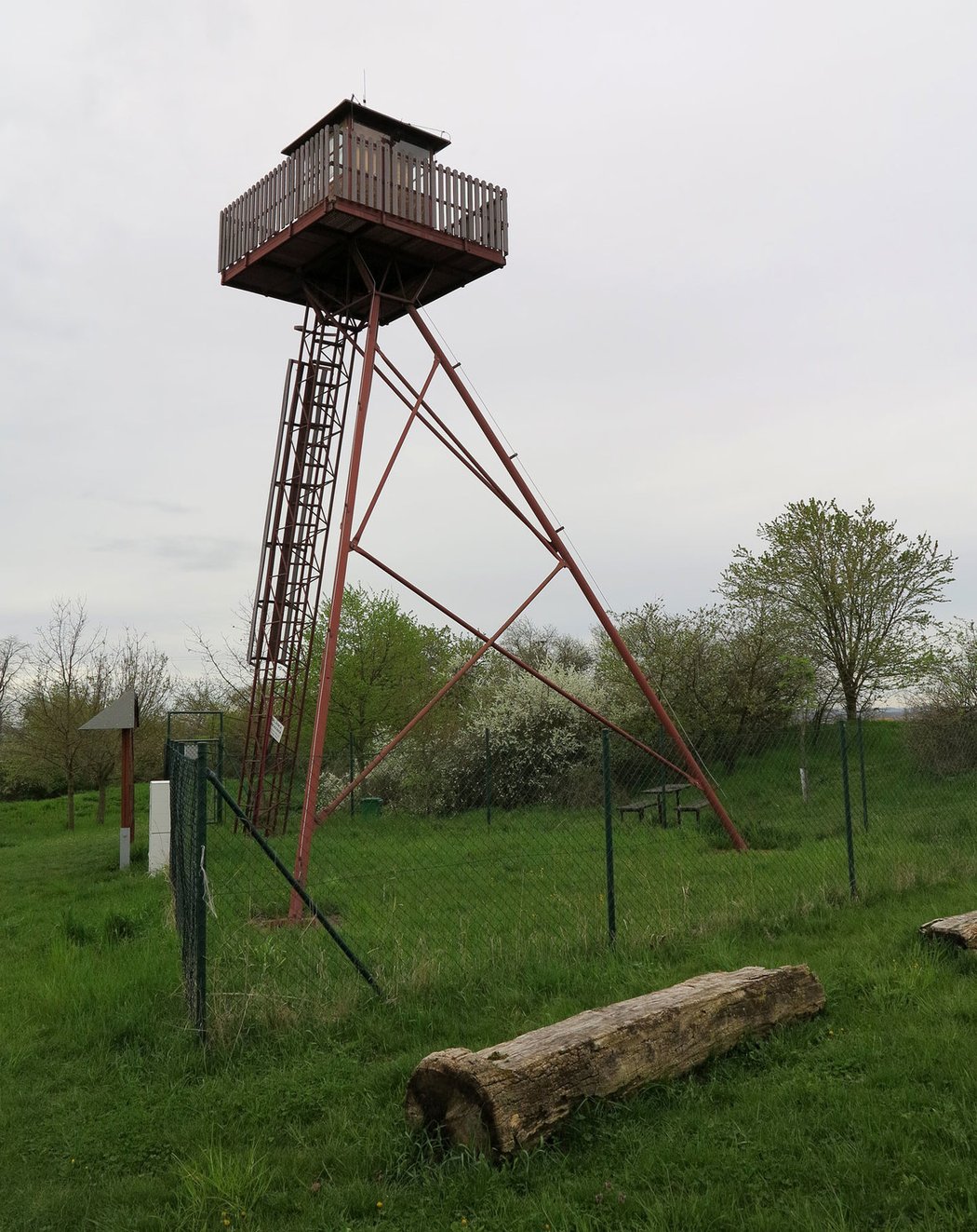 Zajímavé využití původní strážní věže je u silnice z obce Kostelní Hlavno
