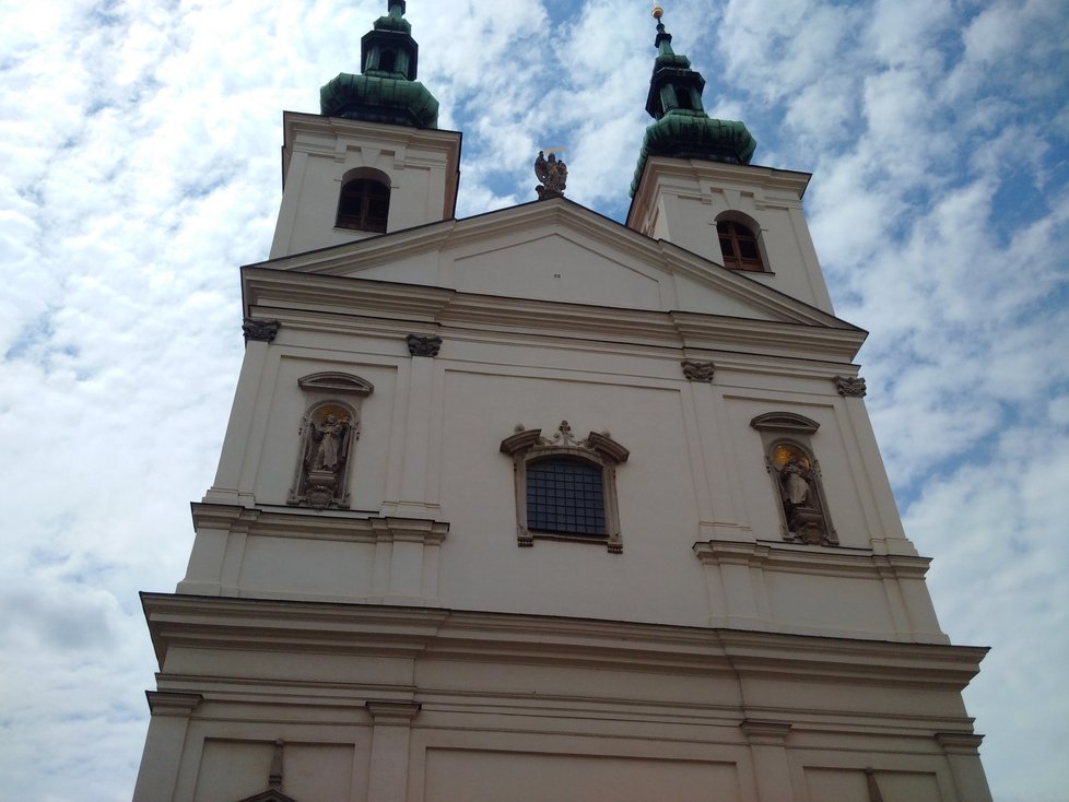 Kostel sv. Michala se nachází v centru města nedaleko Velkého Špalíčku.