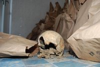 Děsivý nález: 150 mrtvol v papírových pytlích!