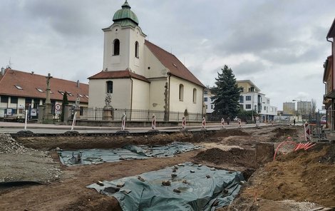 Kosterní pozůstatky obyvatel Veselí nad Moravou našli dělníci přo stavbě okružních křižovatek v centru města.