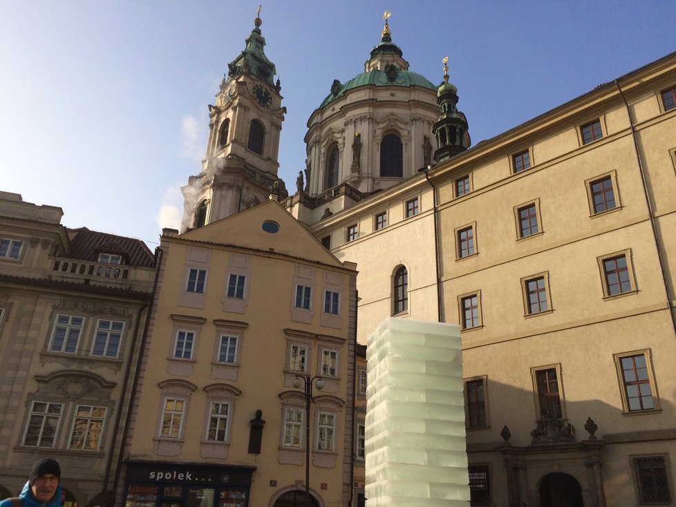 Ledový kvádr stál na náměstí od konce ledna. A postupně tál…