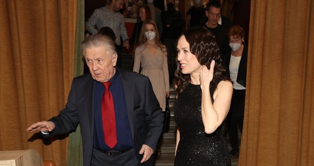 Tereza Kostková na premiéru filmu vzala svého tatínka Petra Kostku.
