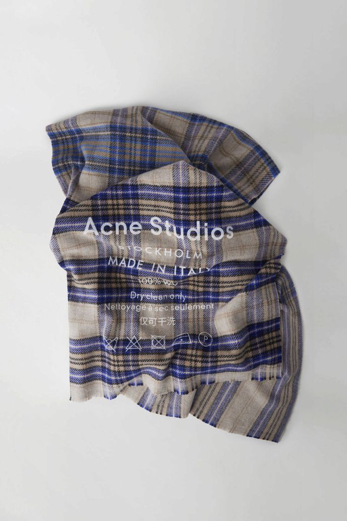 Vlněná šála, Acne Studios, 200 eur, www.acnestudios.com