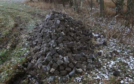 Ukradená hromada žulových kostek.