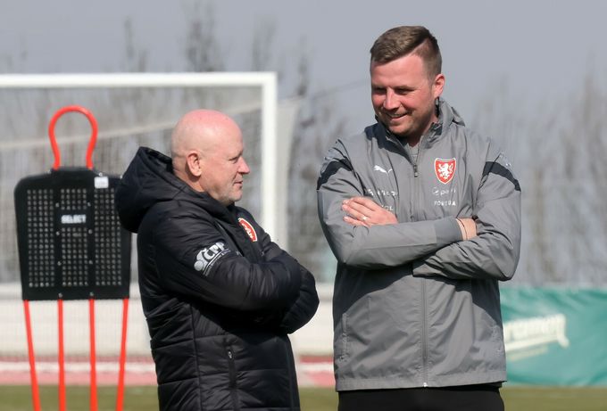 Fotbal blízko výběru „bridge“ trenéra. Jméno je jasné, řeší se, kdo k němu Fotbal blízko výběru „bridge“ trenéra. Jméno je jasné, řeší se, kdo k němu