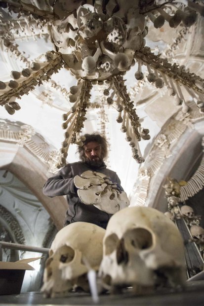 Restaurátor Tomáš Král instaloval 24. listopadu opravený lustr z lidských kostí v kutnohorské kostnici.