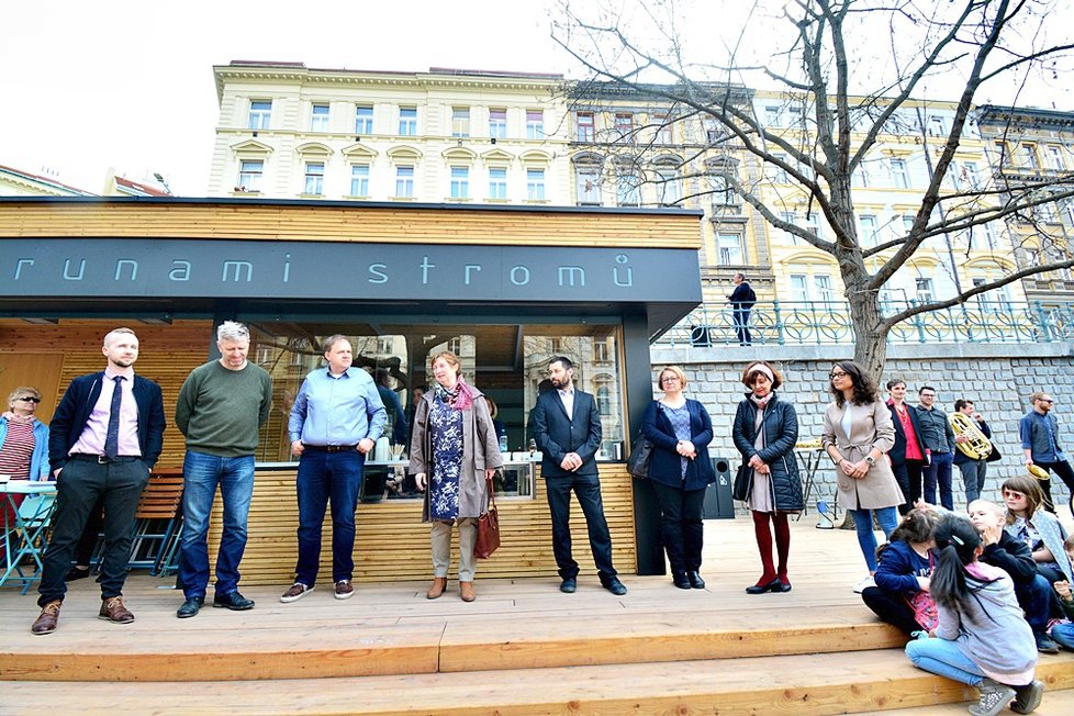 Kostnické náměstí plné lidí. Revitalizace je u konce, přibude už jen pár květin.