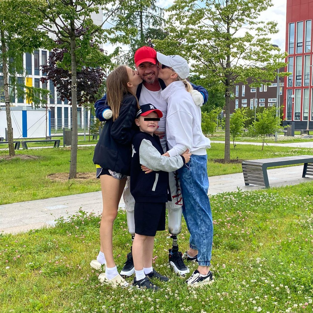 Roman Kostomarov se svou rodinou