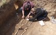 Archeologové při zkoumání kostry.