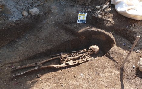 Odkrytý hrob z přelomu 9. a 10. století.