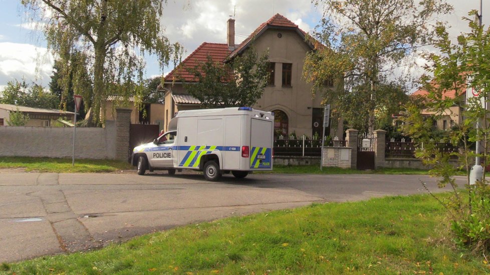 Policie odvezla kostru nalezenou na zahradě rodinného domu